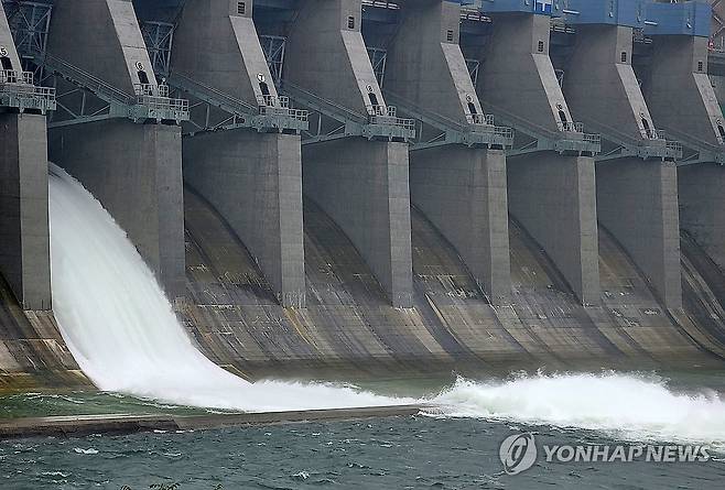 요란한 장맛비에 수문 연 춘천댐 (춘천=연합뉴스) 중부지역을 중심으로 많은 비가 내리는 20일 강원 춘천시 춘천댐이 수문을 열고 하류로 물을 흘려보내고 있다. 2025.6.20 [독자 제공. 재판매 및 DB 금지] yangdoo@yna.co.kr