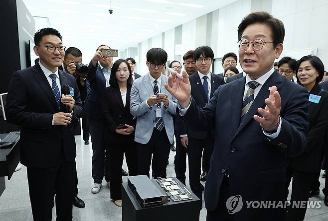 이재명 대통령, AI 제품·서비스 시연 참관 (울산=연합뉴스) 홍해인 기자 = 이재명 대통령이 20일 울산전시컨벤션센터에서 열린 인공지능(AI) 글로벌 협력 기업 간담회 뒤 AI 제품·서비스 시연을 참관하며 발언하고 있다. 2025.6.20 [대통령실통신사진기자단] hihong@yna.co.kr