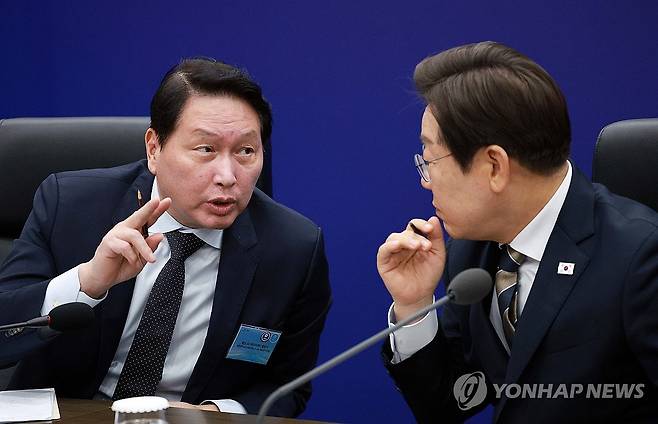 대화하는 이재명 대통령과 최태원 SK 회장 (울산=연합뉴스) 홍해인 기자 = 이재명 대통령이 20일 울산전시컨벤션센터에서 이재명 대통령 주재로 열린 인공지능(AI) 글로벌 협력 기업 간담회에서 최태원 SK그룹 회장과 대화하고 있다. 2025.6.20 [대통령실통신사진기자단] hihong@yna.co.kr