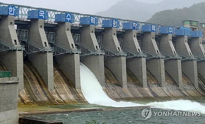 요란한 장맛비에 수문 연 춘천댐 (춘천=연합뉴스) 중부지역을 중심으로 많은 비가 내리는 20일 강원 춘천시 춘천댐이 수문을 열고 하류로 물을 흘려보내고 있다. 2025.6.20 [독자 제공. 재판매 및 DB 금지] yangdoo@yna.co.kr