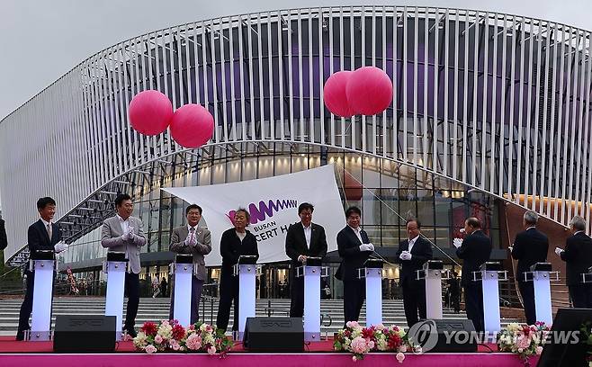 부산 첫 클래식 공연장 개관 (부산=연합뉴스) 박성제 기자 = 20일 오후 부산 부산진구에서 열린 부산콘서트홀 개관식에 정명훈 예술감독과 박형준 부산시장 등 내빈들이 참석해 있다. 부산 최초의 클래식 전용 공연장인 부산콘서트홀은 비수도권 공공 공연장 최초로 파이프오르간이 설치되고 공연에 최적화된 환경이 구현돼 화제를 모았다. 2025.6.20 psj19@yna.co.kr