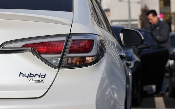 자동차 시장에서 하이브리드 차량이 인기를 몰고 있다. 사진은 주차장에 주차된 하이브리드 자동차 모습. /연합뉴스