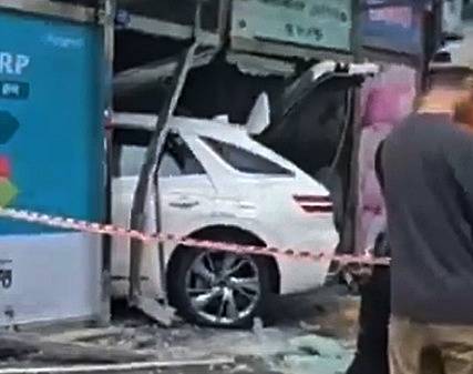 ATM 부스로 돌진한 차량. [사진 = 독자 제공, 연합뉴스]