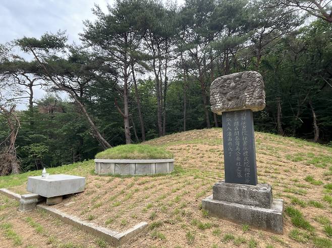 춘강 고정주 묘소(2024년에 멧돼지가 봉분을 헤쳐놓아 모역 정비를 다시 했다고 한다.)