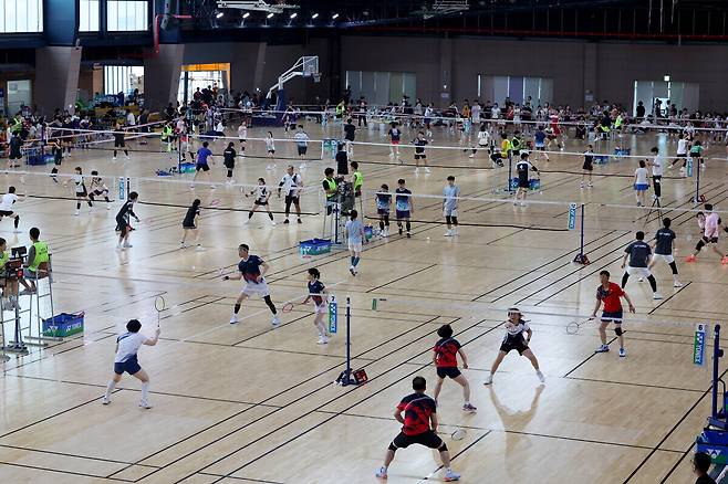 ‘2025 포항국제불빛축제기념 OPEN 배드민턴대회’가 21일부터 22일까지 이틀간 포항 만인당과 포항실내체육관에서 열린다. / 이용선기자