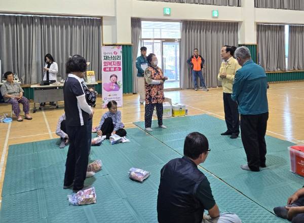 20일 풍수해 대비 주민대피훈련에 참여한 김주수 군수가 대피소에서 주민들과 상황을 점검하고 있다.