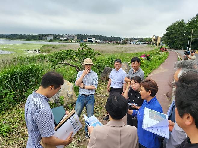 하도리 철새도래지를 찾은 협의회 위원들.