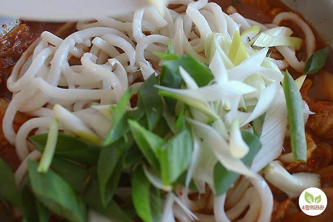 우동면과 대파를 넣은 모습