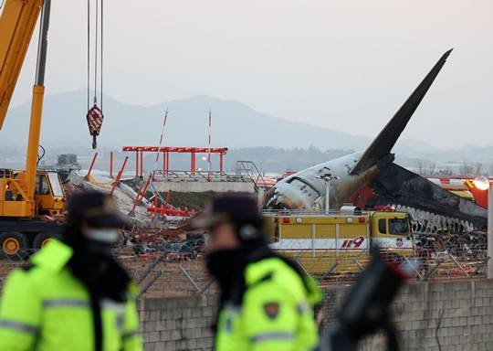 지난해 12월 31일 오전 전남 무안국제공항 제주항공 여객기 충돌 사고 현장에 사고 여객기와 충돌로 부서진 로컬라이저가 보이고 있다. 사진=뉴시스