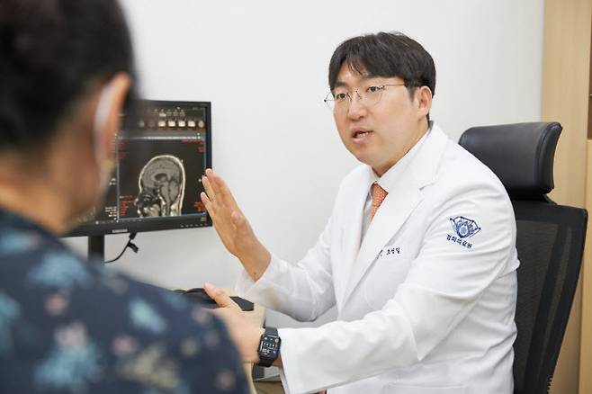 경희대병원 신경과 오성일 교수가 루게릭병에 대해 설명하고 있다.