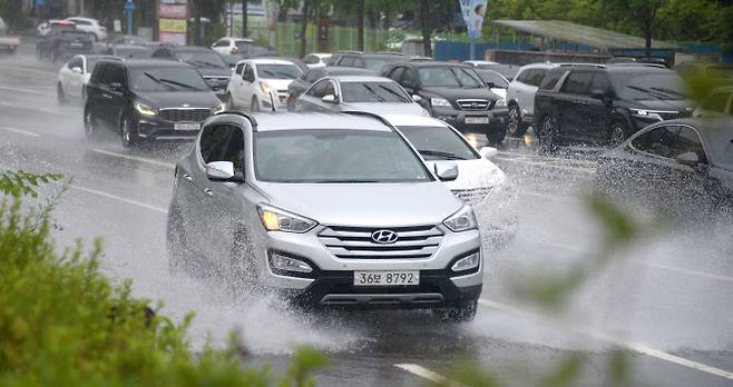 전북지역 곳곳에 호우주의보가 내려진 21일 전주시 백제대로를 지나는 차량들이 빗길을 달리고 있다. (사진=연합뉴스)
