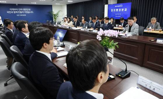 이한주 국정기획위원장이 20일 오전 서울 종로구 정부서울청사 창성동 별관에서 열린 검찰청 업무보고에서 모두 발언하고 있다. (사진=연합뉴스)