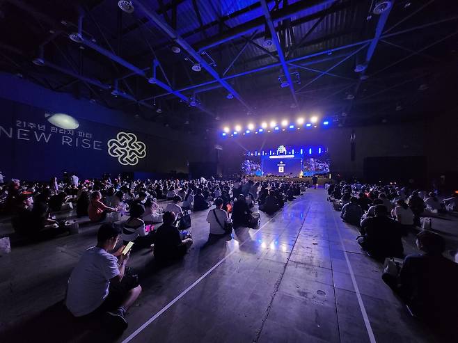 - 무대 스테이지를 가득 메운 밀레시안들&nbsp;