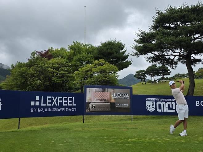 KPGA 선수권대회 12번홀(파3)에는 렉스필 침대가 홀인원 부상으로 걸려있다.