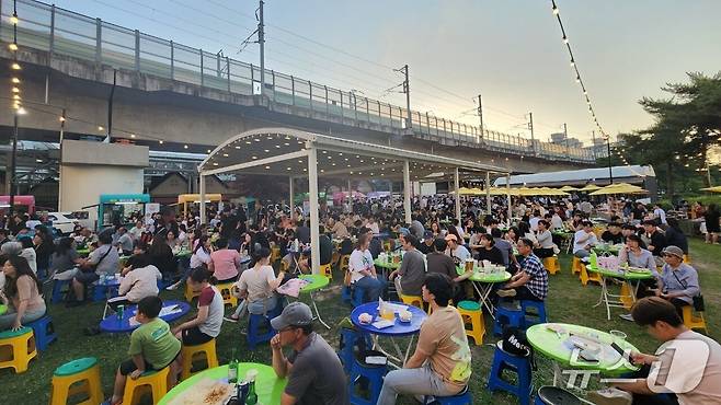 지난해 강원 춘천 풍물 야시장 현장.(뉴스1 DB)