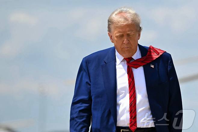 도널드 트럼프 미국 대통령이 20일(현지시간) 메릴랜드주 앤드루스 합동 기지에서 에어포스원에 탑승하기 위해 걸어가며 생각에 잠겨 있다. 2025.06.20 ⓒ AFP=뉴스1 ⓒ News1 류정민 특파원