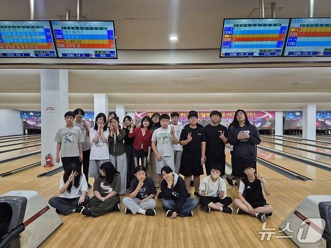 '마을단위 학교스포츠클럽 교류전'에 참가한 학생들이 볼링 경기를 마치고 기념사진을 찍고 있다. (전남도교육청 제공, 재판매 및 DB 금지)/뉴스1
