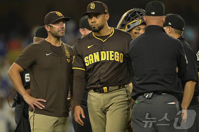 샌디에이고 파드리스 투수 루이스 수아레스(가운데)가 20일(한국시간) 열린 2025 메이저리그 LA 다저스전에서 9회말 오타니 쇼헤이에게 사구를 던진 뒤 퇴장당했다. ⓒ 로이터=뉴스1