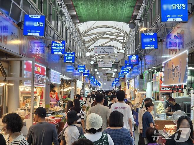 6월 3번째 토요일인 21일 강원 강릉 대표 전통시장인 중앙·성남시장 먹거리골목에 나들이객들로 가득하다. 2025.6.21/뉴스1 윤왕근 기자