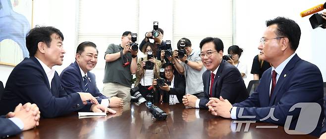 김병기 더불어민주당 대표 직무대행 겸 원내대표와 송언석 국민의힘 원내대표 등이 18일 서울 여의도 국회에서 추경안 및 원 구성 관련 회동을 하고 있다. 왼쪽부터 시계방향으로 민주당 문진석 원내운영수석부대표, 김 원내대표, 국민의힘 송언석 원내대표, 유상범 법사위 간사. 2025.6.18/뉴스1 ⓒ News1 김민지 기자