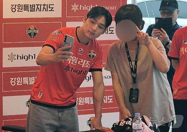 21일 강원FC와 대구FC의 프로축구 K리그1 20라운드 경기가 열린 강릉종합운동장을 찾은 잉글랜드 프리미어리그 토트넘 홋스퍼 양민혁이 친정팀 팬들과 소통의 시간을 갖고 있다. 2025.6.21/뉴스1 ⓒ News1 윤왕근 기자