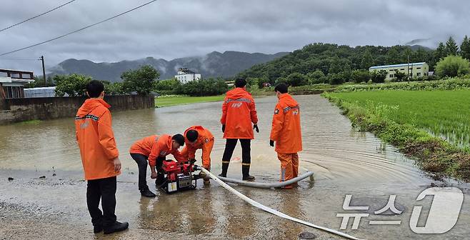 21일 오전 9시쯤 전남 담양군 창평면 한 마을에서 하천이 범람해 소방당국이 안전조치를 하고 있다. (전남소방 제공. 재판매 및 DB 금지) 2025.6.21/뉴스1