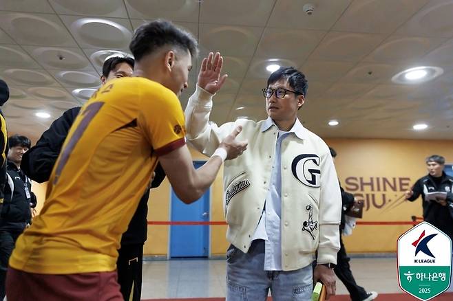 광주FC 이정효 감독과 헤이스. 제공 | 한국프로축구연맹