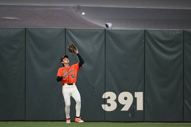 이정후가 21일(한국시간) 미국 캘리포니아주 샌프란시스코 오라클 파크에서 열린 2025 메이저리그(ML) 정규시즌 보스턴전 3회초 외야 뜬공을 처리하고 있다. 사진 | magn Images 연합뉴스magn Images
