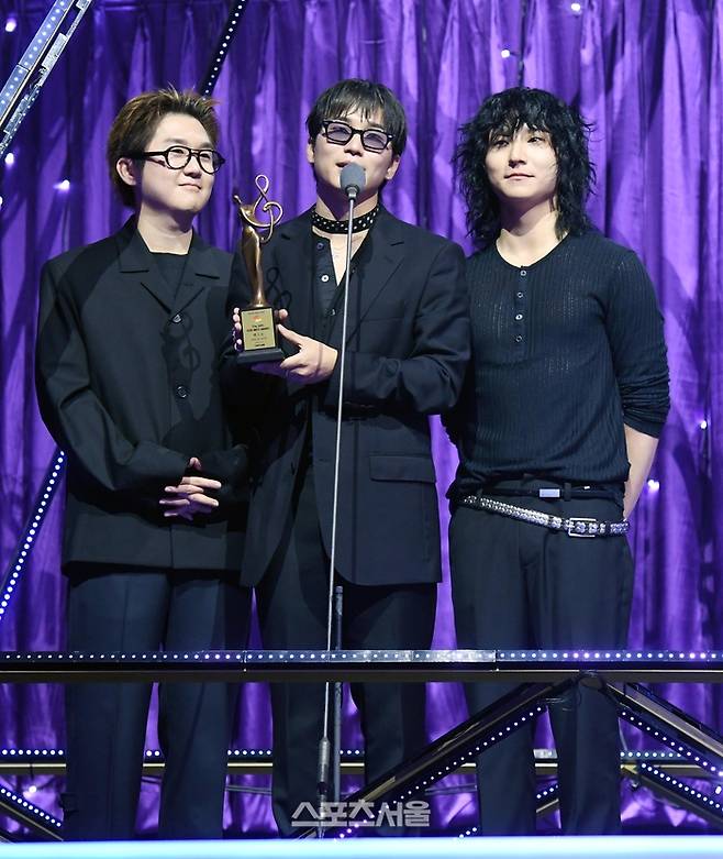 밴드 웨이브 투 어스(wave to earth)가 21일 오후 인천 중구 인스파이어 아레나에서 열린 제34회 ‘서울가요대상’에서 밴드상을 수상한 뒤 소감을 밝히고 있다. 인천 | 박진업 기자 upandup@sportsseoul.com
