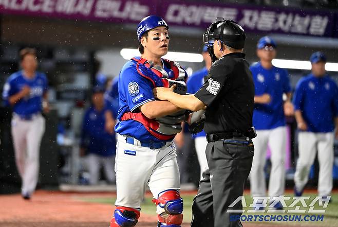 흥분한 강민호를 진정시키기 위해 쏟아져 나온 삼성 벤치