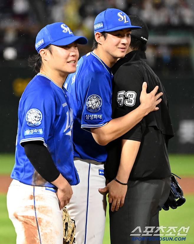 차정구 1루심을 다독이는 구자욱과 류지혁