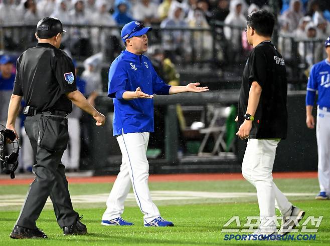 20일 부산 사직야구장에서 열린 삼성과 롯데의 경기, 6회초 공격을 앞두고 그라운드 정비를 위해 경기가 잠시 중단되자 삼성 박진만 감독이 나와 어필하고 있다. 부산=허상욱 기자wook@sportschosun.com/2025.06.20/