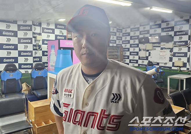 인터뷰에 임한 롯데 정훈. 김영록 기자