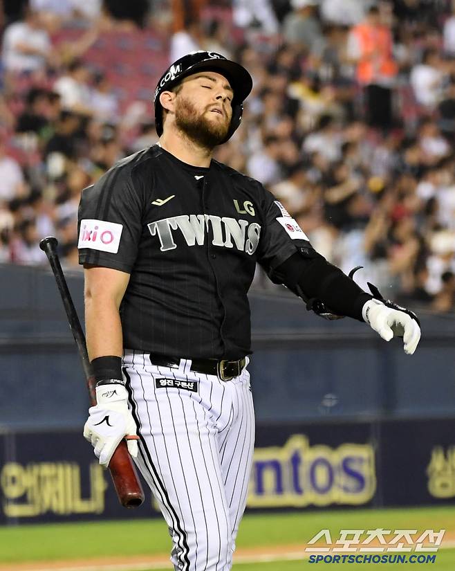 19일 잠실구장에서 열린 LG 트윈스와 NC 다이노스의 경기. 6회말 1사 1루 LG 오스틴이 잘 맞은 타구구 잡히자 아쉬워하고 있다. 잠실=박재만 기자 pjm@sportschosun.com/2025.06.19/
