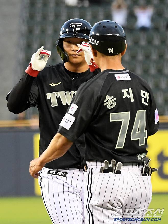 19일 잠실구장에서 열린 LG 트윈스와 NC 다이노스의 경기. 4회말 2사 LG 문보경이 안타를 날린 뒤 숨을 고르고 있다. 잠실=박재만 기자 pjm@sportschosun.com/2025.06.19/