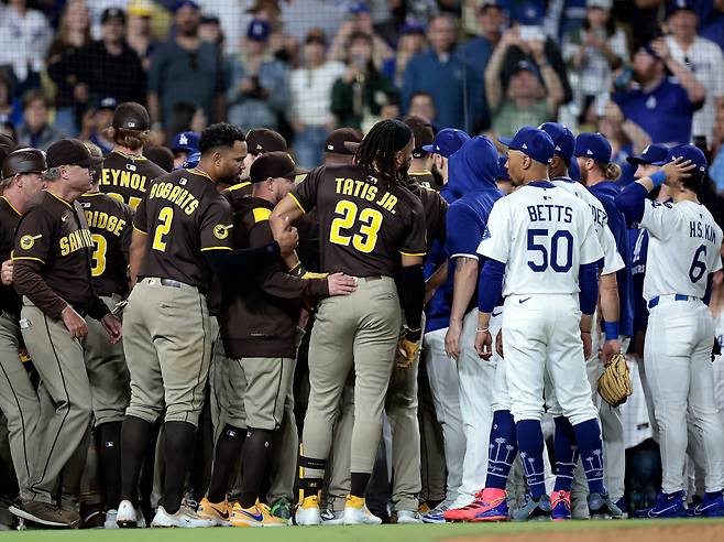 LOS ANGELES, CALIFORNIA - JUNE 19: Fernando Tatis Jr. #23 of the San Diego Padres and Mookie Betts #50 of the Los Angeles Dodgers after the benches cleared due to Tatis Jr. being hit by a pitch in the ninth inning at Dodger Stadium on June 19, 2025 in Los Angeles, California.   Ronald Martinez/Getty Images/AFP (Photo by RONALD MARTINEZ / GETTY IMAGES NORTH AMERICA / Getty Images via AFP)







<저작권자(c) 연합뉴스, 무단 전재-재배포, AI 학습 및 활용 금지>