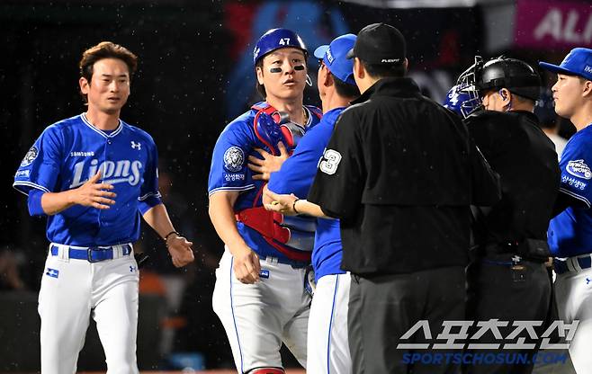 20일 부산 사직야구장에서 열린 삼성과 롯데의 경기, 8회말 1사 삼성 포수 강민호가 롯데 김민성의 삼진 후 차정구 1루심에게 격렬한 항의를 하고 있다. 부산=허상욱 기자wook@sportschosun.com/2025.06.20/