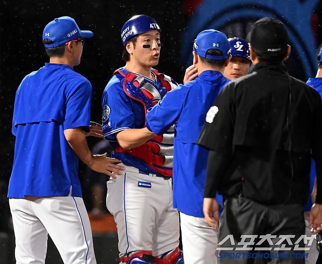 20일 부산 사직야구장에서 열린 삼성과 롯데의 경기, 8회말 1사 삼성 포수 강민호가 롯데 김민성이 삼진으로 물러난 후 차정구 1루심에게 격렬한 항의를 하고 있다. 부산=허상욱 기자wook@sportschosun.com/2025.06.20/