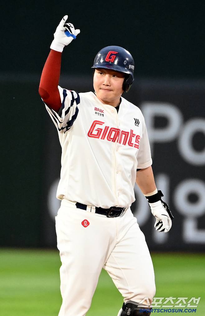 20일 부산 사직야구장에서 열린 삼성과 롯데의 경기, 2회말 2사 1,2루 롯데 정보근이 선취 2타점 2루타를 치고 환호하고 있다. 부산=허상욱 기자wook@sportschosun.com/2025.06.20/