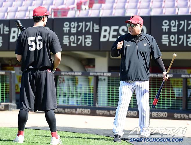 11일 광주 기아챔피언스필드에서 열린 KBO리그 KIA와 삼성의 경기. KIA 오선우에게 타격 조언을 해주고 있는 이범호 감독. 광주=송정헌 기자songs@sportschosun.com/2025.06.11/