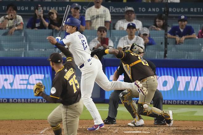 로버트 수아레즈가 지난 20일(한국시각) 다저스타디움에서 열린 LA 다저스전에서 9회말 99.8마일 강속구로 오타니 쇼헤이의 등을 맞히고 있다. AP연합뉴스