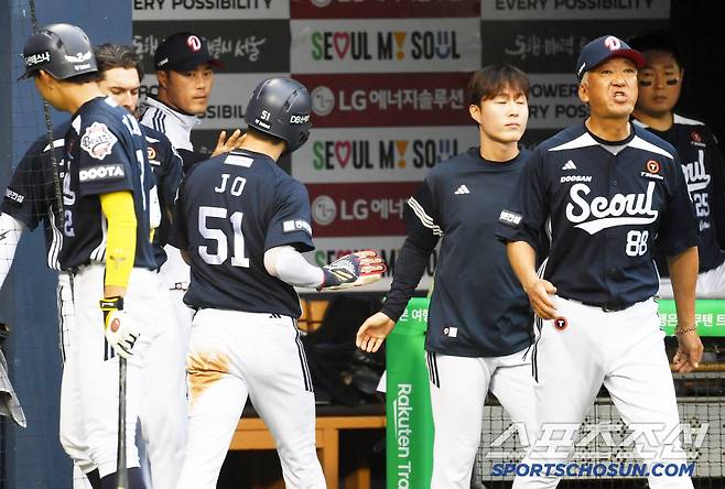 21일 잠실구장에서 열린 LG 트윈스와 두산 베어스의 경기. 두산 조성환 감독대행이 역전 득점을 올린 조수행을 반기고 있다. 잠실=박재만 기자 pjm@sportschosun.com/2025.06.21/