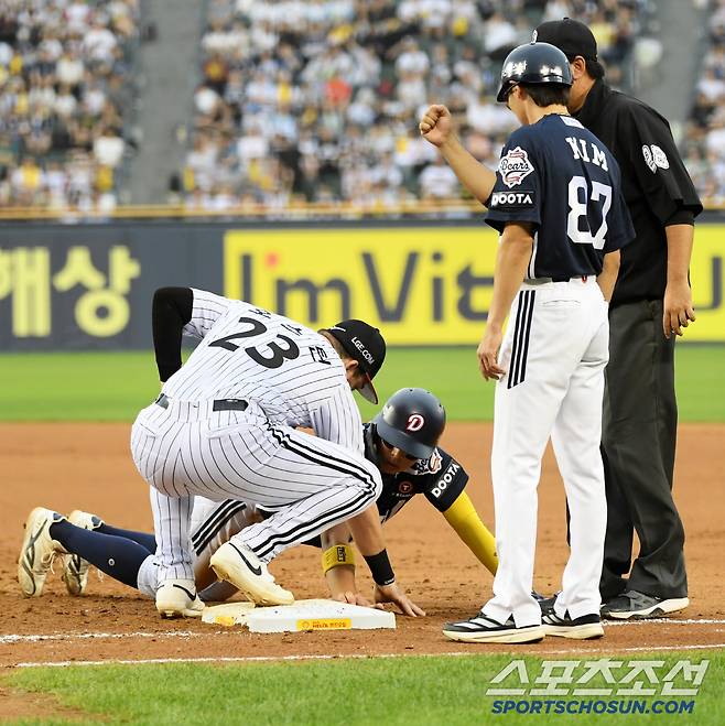21일 잠실구장에서 열린 LG 트윈스와 두산 베어스의 경기. 6회초 2사 1,3루 두산 김민석이 견제에 걸려 태그 당하고 있다. 잠실=박재만 기자 pjm@sportschosun.com/2025.06.21/