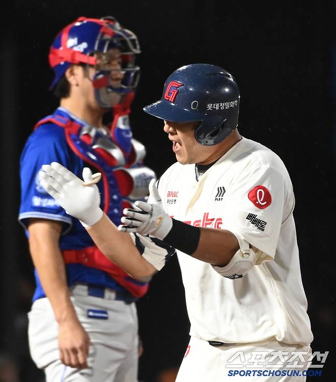 20일 부산 사직야구장에서 열린 삼성과 롯데의 경기, 8회말 롯데 정훈이 솔로홈런을 치고 기뻐하고 있다. 부산=허상욱 기자wook@sportschosun.com/2025.06.20/