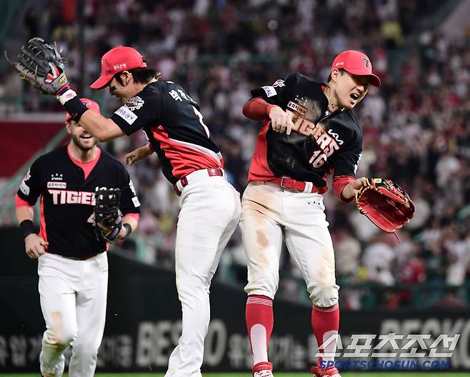 21일 인천 SSG랜더스필드에서 열린 SSG와 KIA의 경기. 9회말 2사 1, 2루 SSG 박성한 안타 때 2루주자 에레디아를 홈에서 잡아낸 KIA 최원준. 인천=송정헌 기자songs@sportschosun.com/2025.06.21/