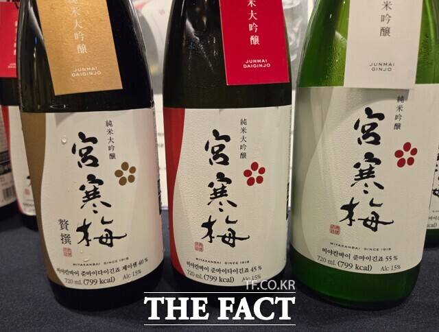 최근 일본 사케에 대한 소비자 관심이 늘고 있는 가운데 라벨에 적힌 '준마이', '다이긴죠', 숫자 등 주류 선택에 도움이 될 수 있는 분류법의 의미가 주목된다. 사진은 지난 20일 서울시 강남구 호텔뉴브에서 열린 하이트진로 '미야칸바이' 시음회 현장에 진열된 미야칸바이 사케 3종 모습 /우지수 기자