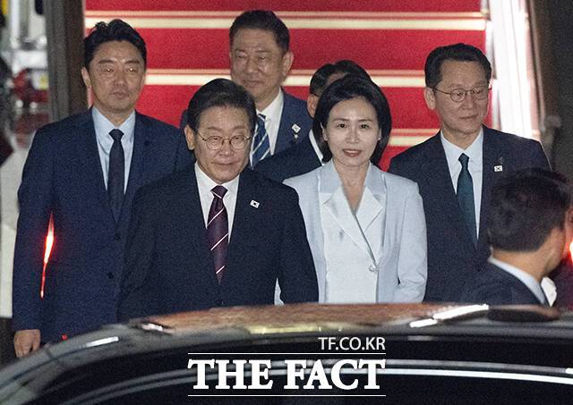 이재명 대통령은 지난 16~17일(현지시간) 캐나다 카나나스키스에서 열린 G7 정상회의에서 외교무대 데뷔와 동시에 숨가쁜 정상회담 일정을 소화했다. 사진은 G7 정상회의 참석을 마친 이 대통령과 배우자 김혜경 여사가 19일 경기 성남시 서울공항에 도착해 차량으로 이동하는 모습. /박헌우 기자