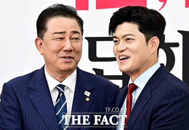 김 원내대표가 17일 국회에서 김용태 국민의힘 비상대책위원장을 예방하는 모습. /배정한 기자