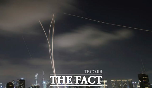 외교부는 21일 기준 이란 체류 우리 국민 등 56명이 투르크메니스탄으로 무사히 대피했다고 밝혔다. 사진은 이스라엘 텔아비브 상공에서 지난 18일(현지시간) 이스라엘 방공 시스템 아이언돔이 이란의 미사일을 요격하기 위해 가동된 모습. /AP. 뉴시스