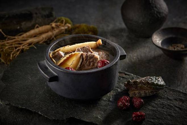 호텔신라가 프리미엄 여름 보양식 선물세트로 출시한 한우 갈비탕. 호텔신라 제공